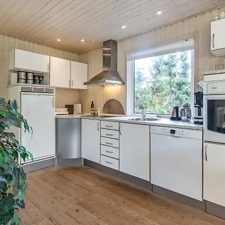 Three-bedroom Holiday In 1 Holiday home