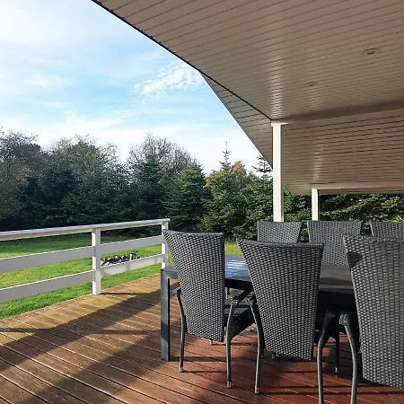 Three-bedroom Holiday In 1 Holiday home